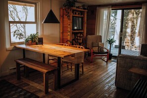 Dining - Le 88 Howard - Spa, Sauna, River & Cute Bridge! (Mansonville)