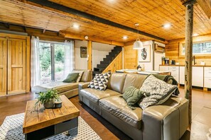 تلفزيون، مدفأة، مكتب