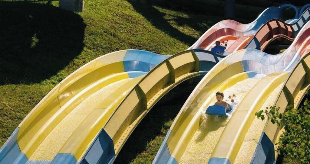 Een waterpark met verschillende glijbanen.
