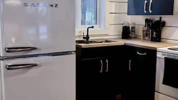 Fridge, microwave, oven, coffee/tea maker