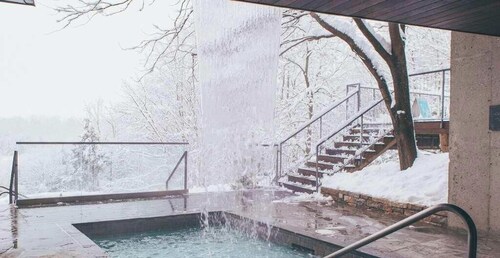 Le 10 - Spa, Sauna, Shower, Bromont, Lac-Brome
