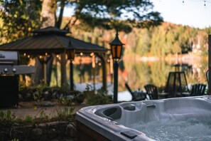 Banyera d'hidromassatge a l'aire lliure