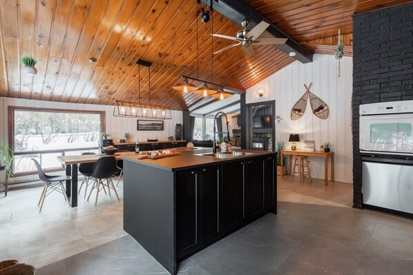 Geladeira, micro-ondas, fogão, cooktop