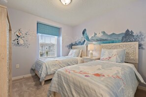 Un dormitorio con dos camas, una ventana con persianas, un mural en la pared y una lámpara en el techo.