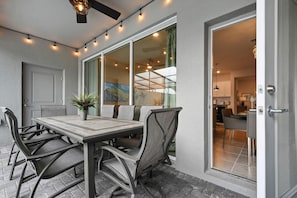 Outdoor dining - 5-bedroom townhome with a screened plunge pool at Solterra Resort, near Disney (Davenport)
