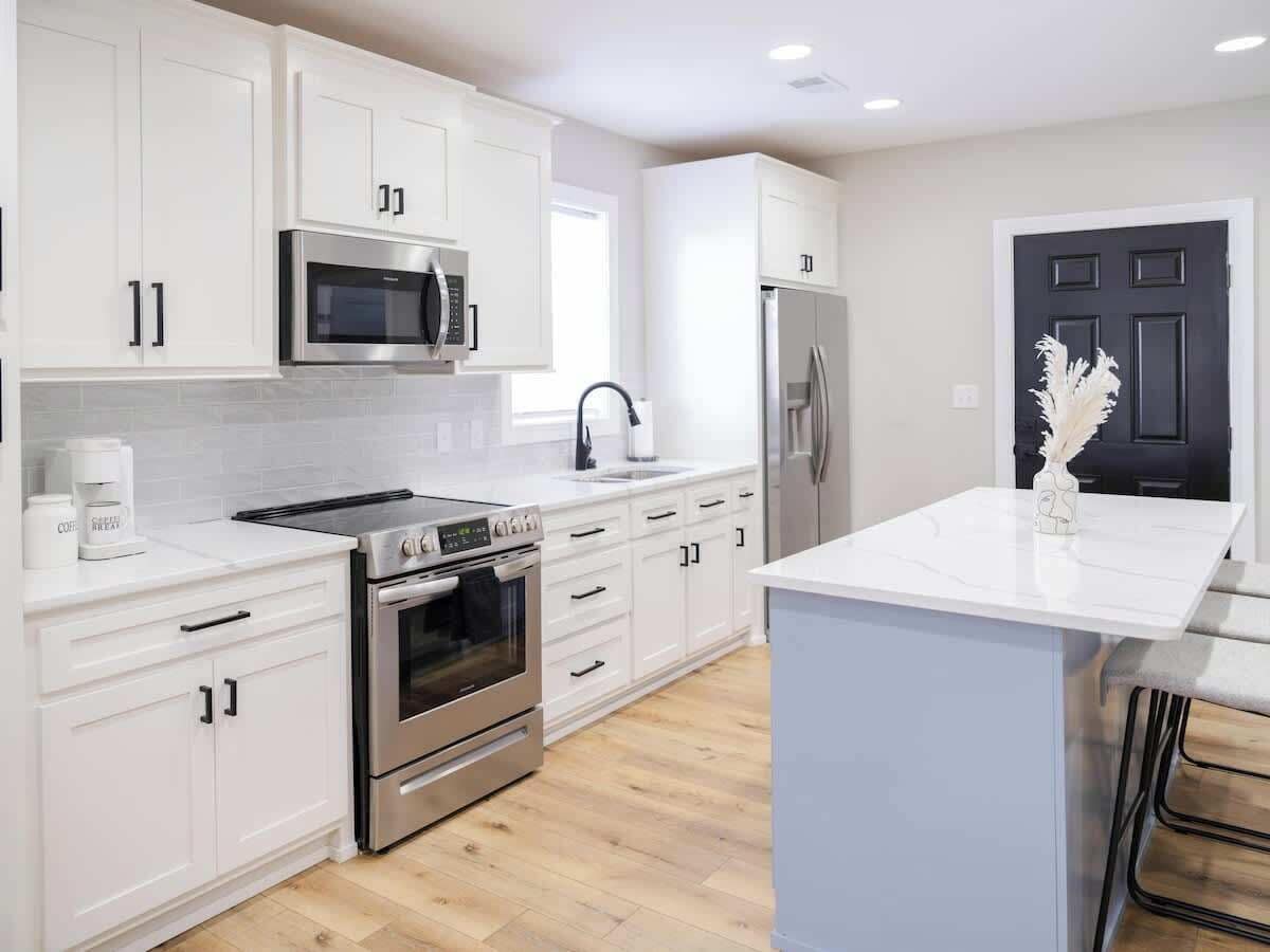 Réfrigérateur, four à micro-ondes, un four, surface de cuisson