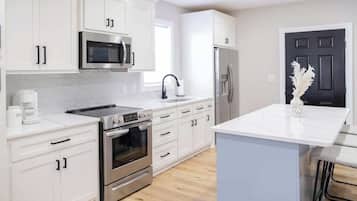 Réfrigérateur, four à micro-ondes, un four, surface de cuisson