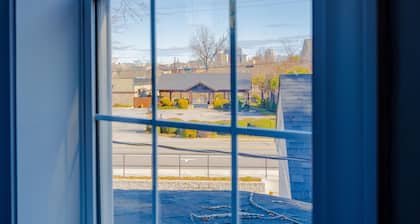 The Cozy Chic WeCo Spot | 3 minutes to Downtown | Steps to WeCo Riverwalk