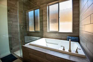 Badewanne, Haartrockner, Handtücher, Seife