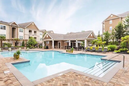 New Luxury Apt Tons Of Free Amenities