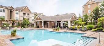 New Luxury Apt Tons Of Free Amenities