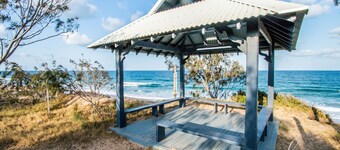 SUNSET SHORES - Holiday home with pool