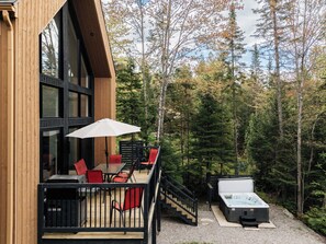 Outdoor dining - Nômade - Spa, private lake access & stunning views (Chertsey)