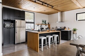 Fridge, microwave, oven, stovetop - Nômade - Spa, private lake access & stunning views (Chertsey)