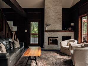 TV, fireplace - Le Repôs – Private lake access & cozy vibes (Chertsey)