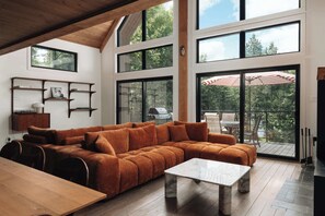 TV, fireplace, books - Lakefront Retreat w/Hot Tub, 20min to Montcalm Ski (Chertsey)