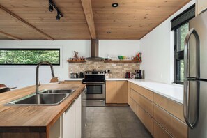 Fridge, microwave, oven, stovetop - Lakefront Retreat w/Hot Tub, 20min to Montcalm Ski (Chertsey)