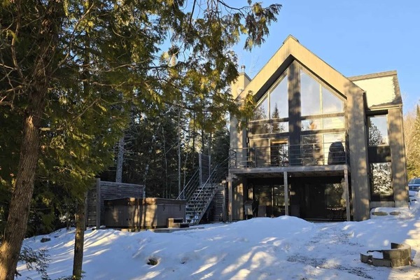 Immerse yourself in forest serenity. Grand chalet, expansive views, hot tub.