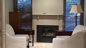 Interior - Heart of Broadmoor - Quiet Comfortable and close to Hotel (Colorado Springs)