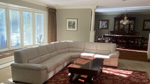 Living area - Heart of Broadmoor - Quiet Comfortable and close to Hotel (Colorado Springs)