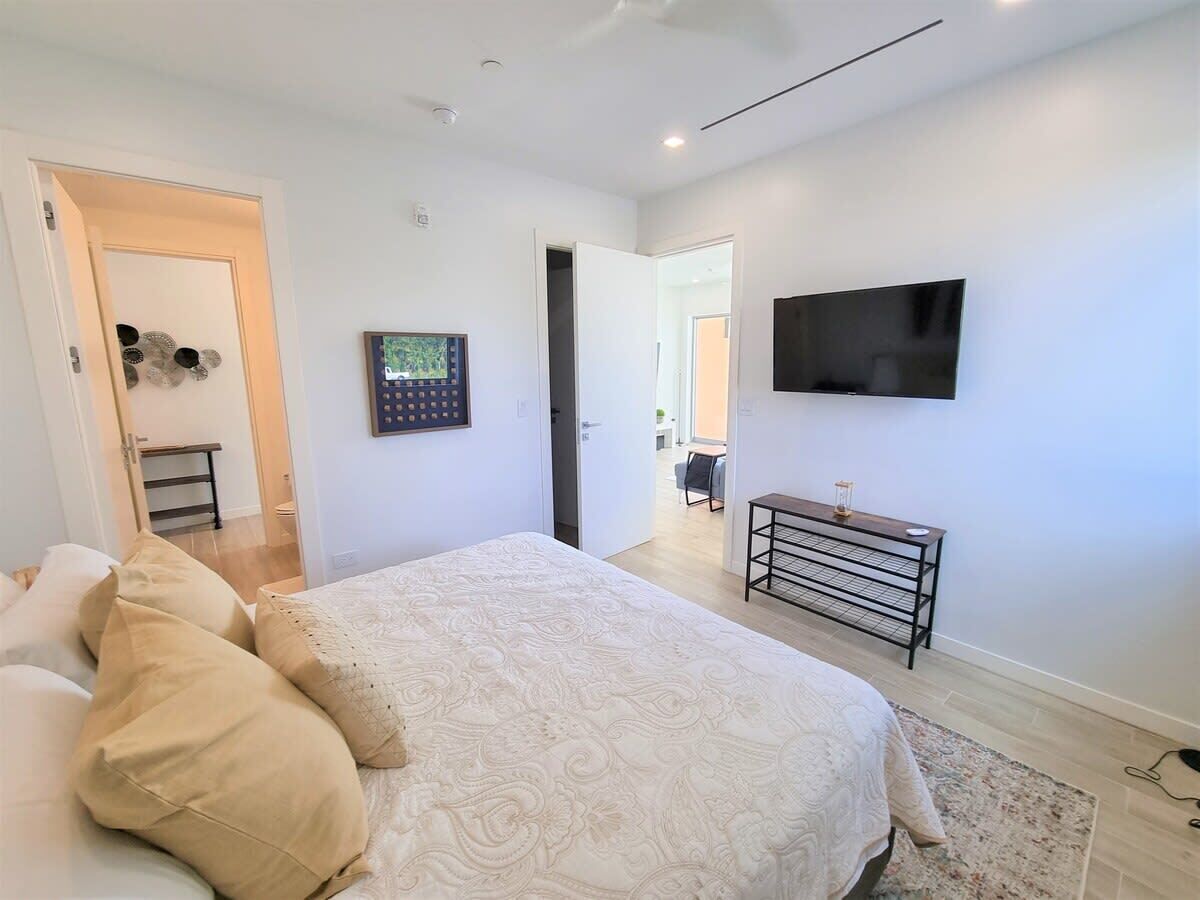 2 bedrooms, desk, iron/ironing board, WiFi