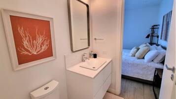 Shower, hair dryer, towels