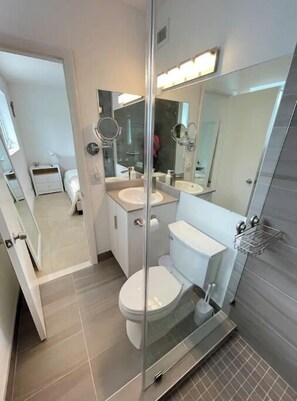 Dusche, Haartrockner, Handtücher, Seife