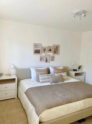 1 slaapkamer, een strijkplank/strijkijzer, reisbedje, gratis wifi