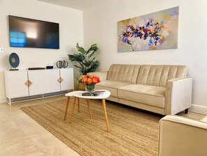 Smart TV - Totally Updated unit 5 min from the beach😍 You’ll love it !! (Key Biscayne)