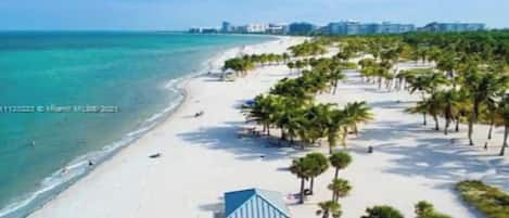 Plage à proximité, chaises longues, serviettes de plage