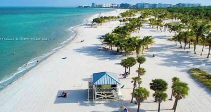 Totally Updated unit 5 min from the beach😍 You’ll love it !!