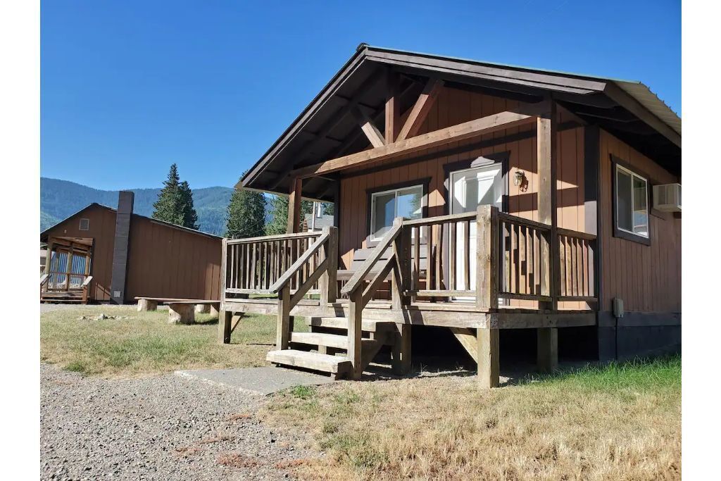 Private cabin at Noxon Creekside Motel