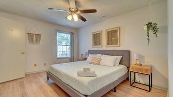 2 bedrooms, desk, iron/ironing board, WiFi