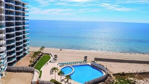 Ein Hotel mit Pool, Strand und Meerblick.