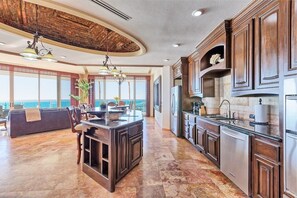 Jääkaappi, mikroaaltouuni, uuni, liesi