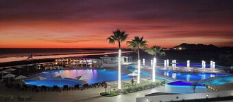 Ground Floor 3 bed 3 bath Steps to Pool and Beach