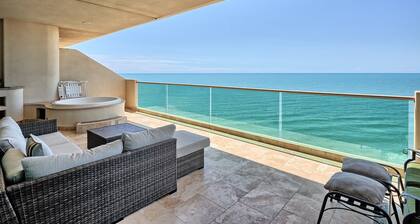 Pure Sand Beach Front and Stunning View Condo