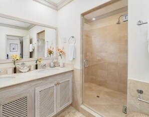 Badewanne, Haartrockner, Handtücher, Toilettenpapier