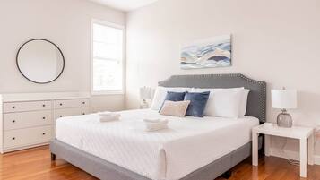 2 slaapkamers, een bureau, een strijkplank/strijkijzer, reisbedje