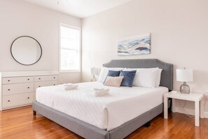 2 habitaciones, escritorio y tabla de planchar con plancha