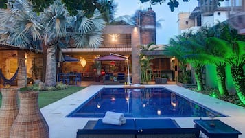 Una piscina al aire libre