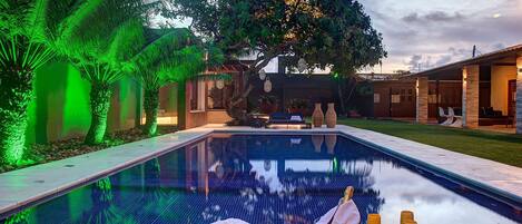 Una piscina al aire libre