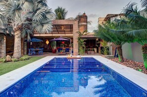 Una piscina al aire libre