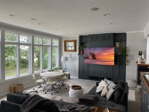 TV, offices, computer monitors, printers - Luxury Home on Private Lake in Plymouth (Plymouth)