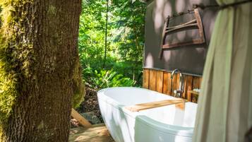 Regadera, secadora de cabello, toallas, jabón