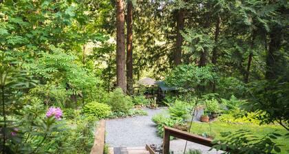Experience Glamping on a budget!! Self contained, quiet, romantic, swim, fish,