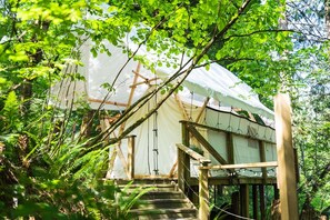 Exterior - Experience Glamping on a budget!!  Self contained, quiet, romantic, swim, fish,  (Maple Ridge)