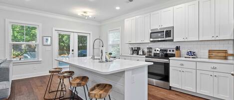 Refrigerador, microondas, horno, placa de cocina