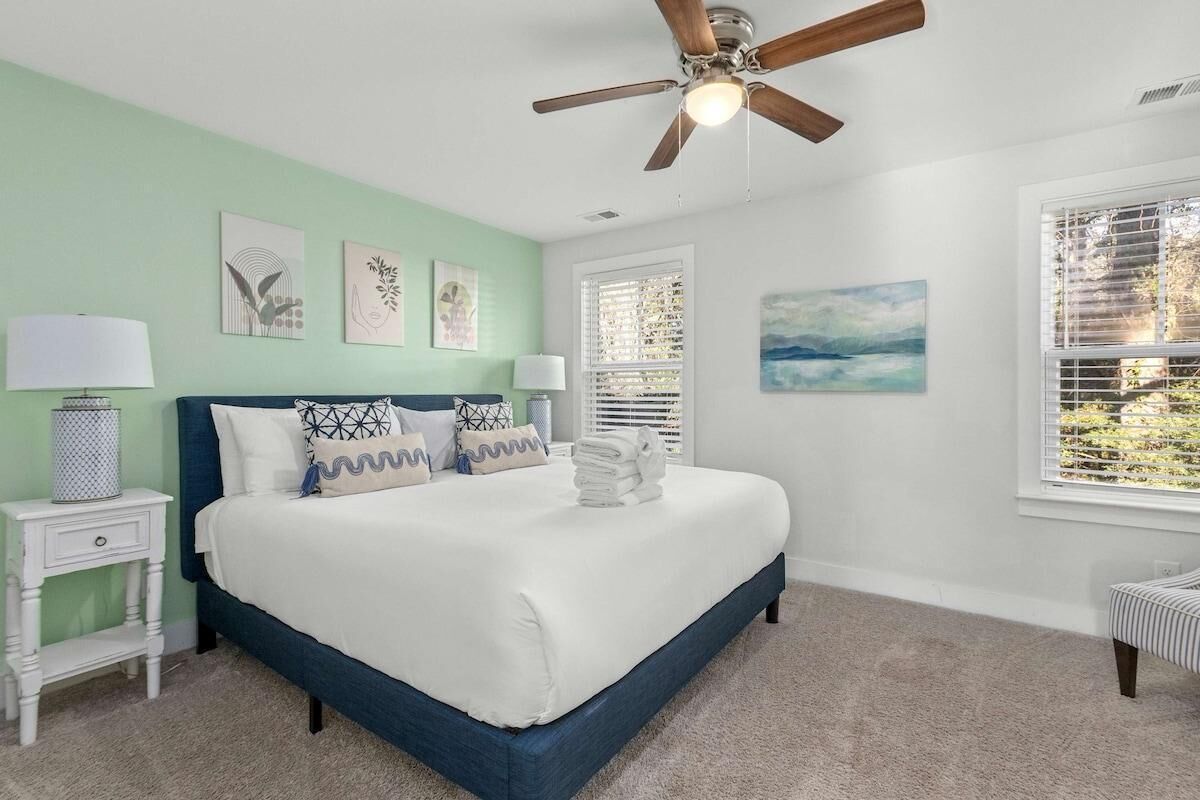 4 bedrooms, iron/ironing board, internet, bed sheets