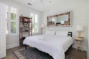 4 bedrooms, iron/ironing board, Internet, bed sheets - Holy City Charm-Mins To Dtwn-Beach & Shem Creek (Mount Pleasant)